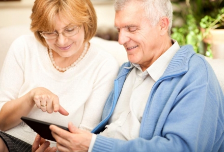 senior-couple-using-tablet